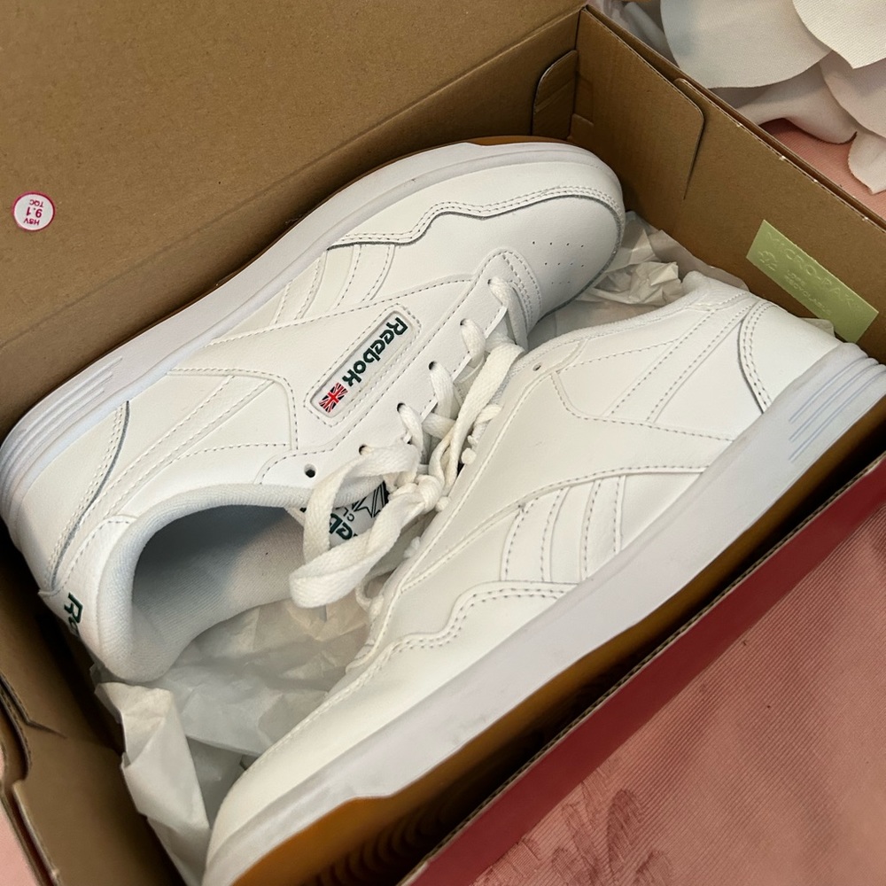 Reebok Women’s sz 8 white